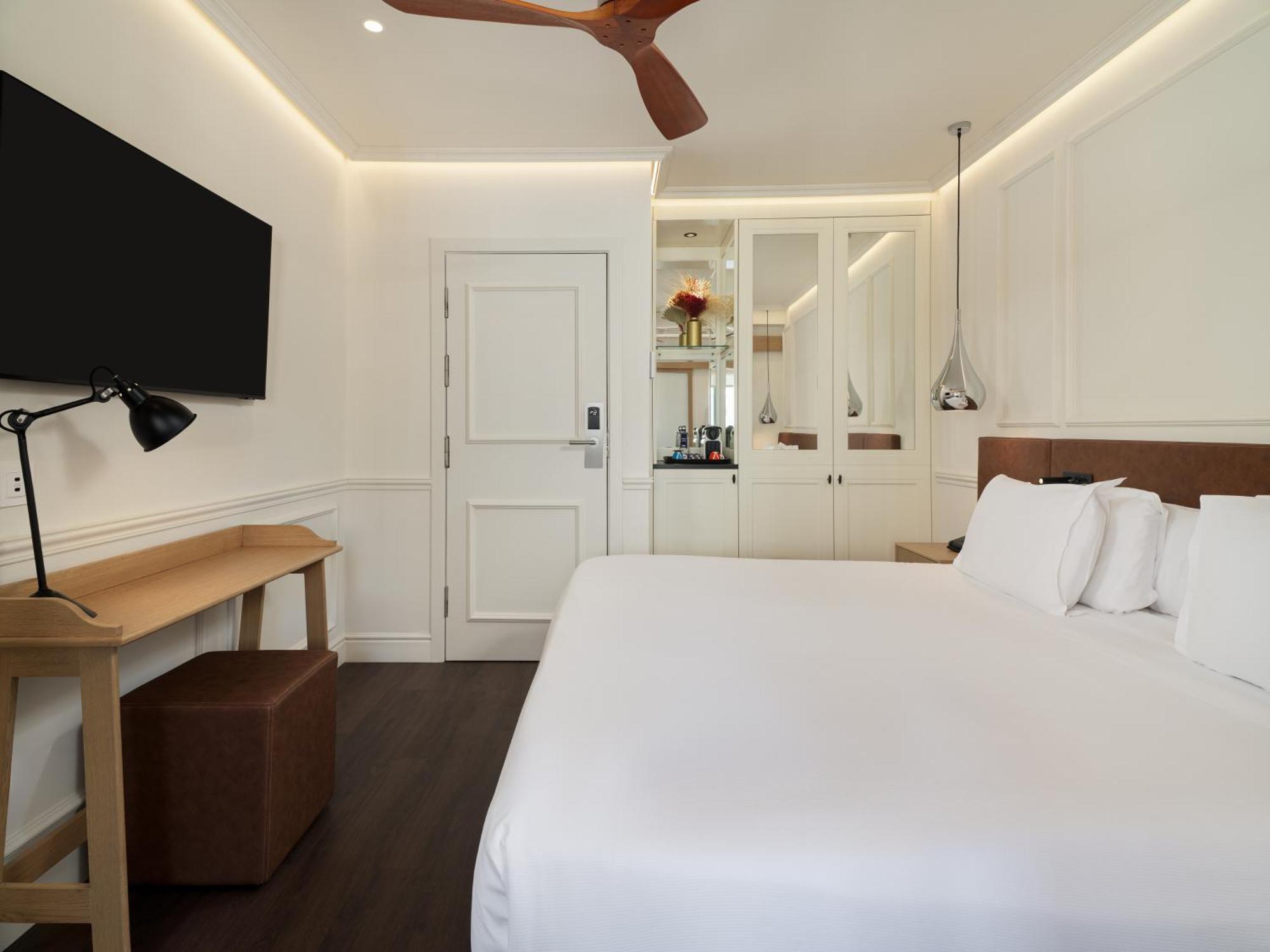 Hotel H10 Universitat (adults Only)