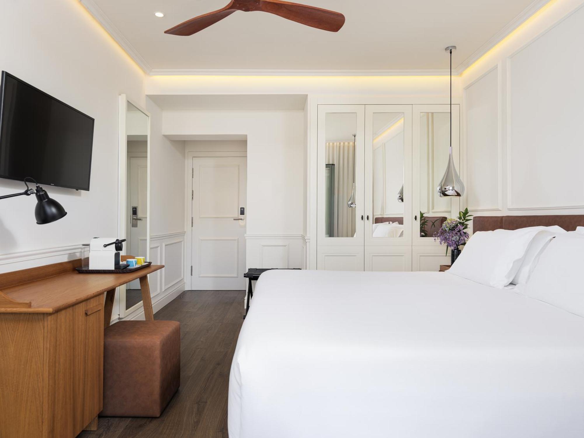 Hotel H10 Universitat (adults Only)